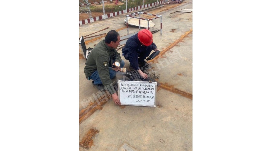 云南，紅河州建水至元陽(yáng)高速公路土建工程，螞蝗塘匝道鋼箱梁焊縫檢測(cè)現(xiàn)場(chǎng)作業(yè)